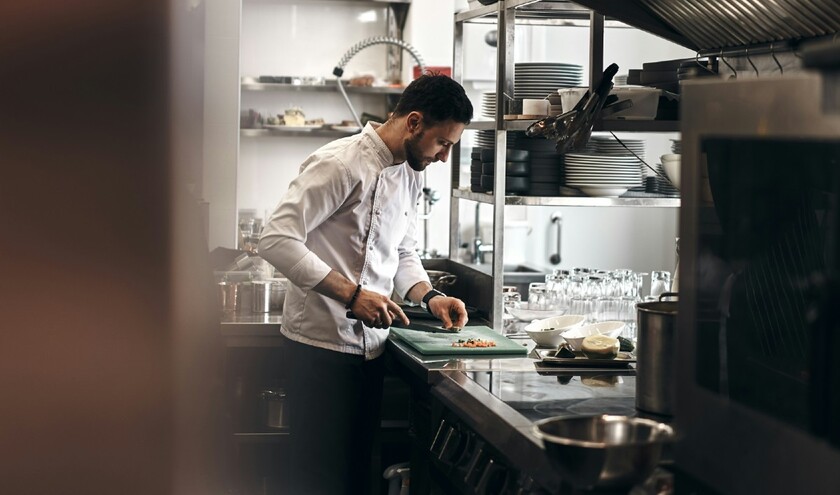 A chef preparing food (c) Pylyp Sukhenko/Unsplash