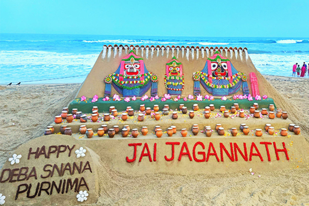 Deba Snana Purnima: Sudarsan Pattnaik crafts sculptures of Lord Jagannath, Devi Subhadra, Lord Balabhadra on Puri beach