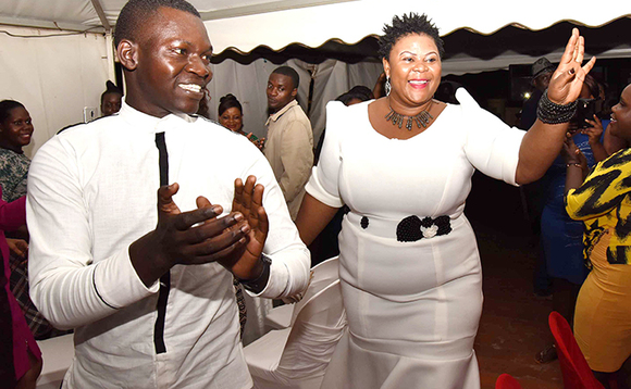 Kinene ne Mutiibwa nga batuuka mu kifo awabadde olukiiko oluteekateeka okwanjula kwabwe Kinene ne Mutiibwa nga batuuka mu kifo awabadde olukiiko oluteekateeka okwanjula kwabwe