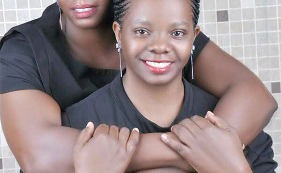 Taus Nakato ne Hadijah Babirye bagamba buli kimu bakifaananya era ne baganzi baabwe waliwo lwe bababuzaabuza. Taus Nakato ne Hadijah Babirye bagamba buli kimu bakifaananya era ne baganzi baabwe waliwo lwe bababuzaabuza.