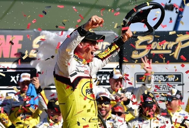 Joey Logano wins in Las Vegas, clinches spot in Championship 4