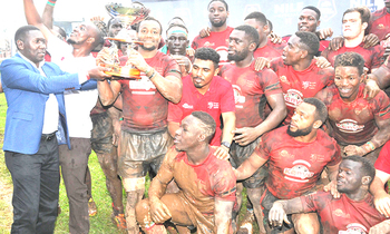 David Katende (ku kkono), omukungu wa NCS, ng'akwasa abazannyi ba ttiimu ya Kenya eya Rugby ekikopo David Katende (ku kkono), omukungu wa NCS, ng'akwasa abazannyi ba ttiimu ya Kenya eya Rugby ekikopo