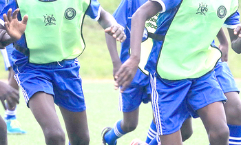 Abamu ku baana Gavumenti be yasoose okuggya ku nguudo, nga bazannya omupiira e Njeru Abamu ku baana Gavumenti be yasoose okuggya ku nguudo, nga bazannya omupiira e Njeru