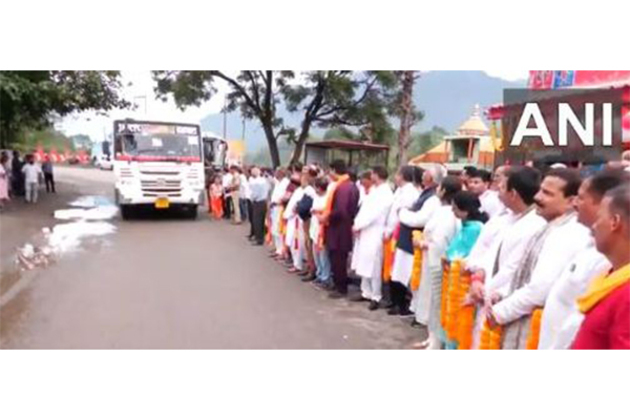 JK LG Manoj Sinha flags off first batch of Amarnath Yatra Pilgrims