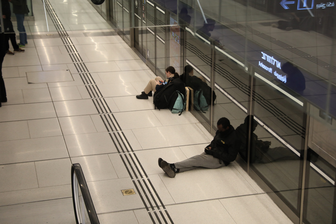 (SpotNews) ISRAEL-TEL AVIV-RESIDENTS TAKING SHELTERS