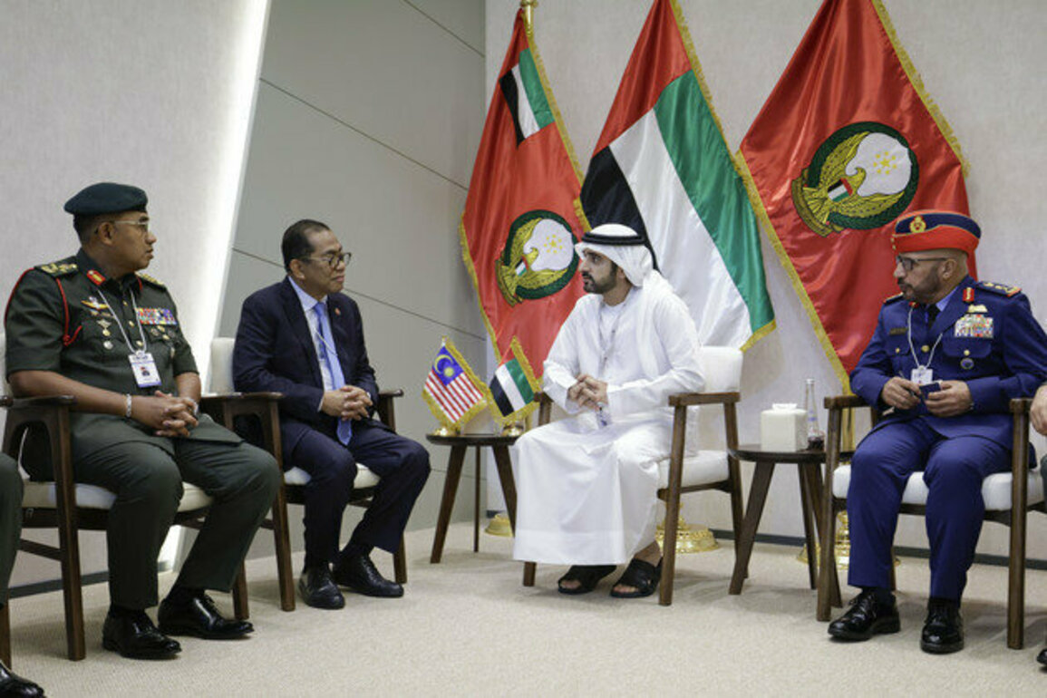 Hamdan bin Mohammed meets with Malaysia's Defence Minister on sidelines of IDEX