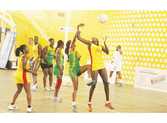 Stella Oyella owa She Cranes (ku ddyo) ng'alwanira omupiira n'omuzannyi wa Zimbabwe mu mpaka za African Netball Championship omwaka oguwedde. Stella Oyella owa She Cranes (ku ddyo) ng'alwanira omupiira n'omuzannyi wa Zimbabwe mu mpaka za African Netball Championship omwaka oguwedde.