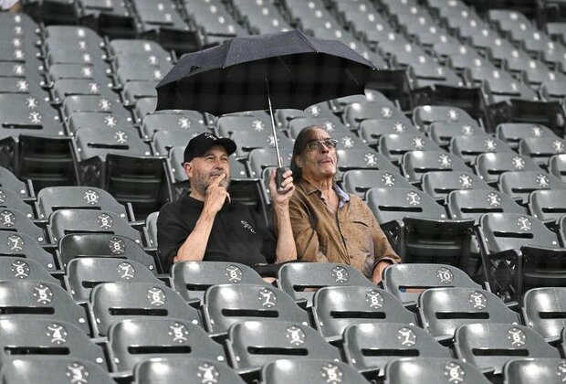 White Sox lower season-ticket prices amid horrible season