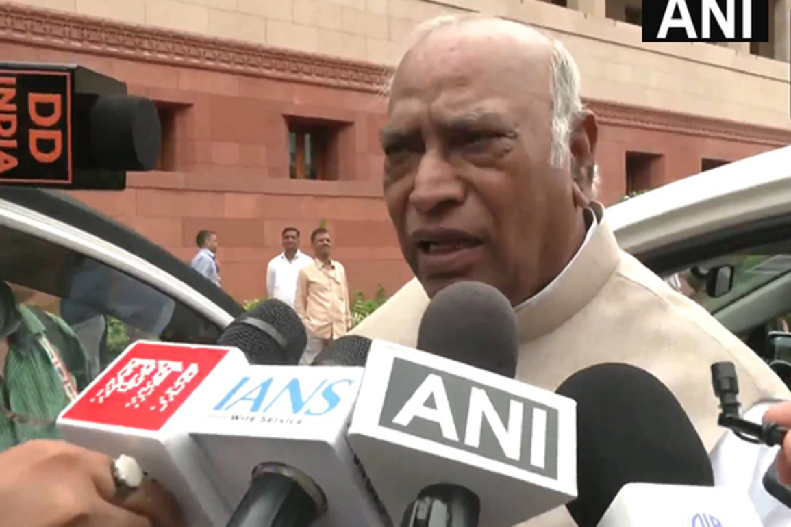 "They don't have courage to say Trump is lying": Mallikarjun Kharge targets Centre over US President's repeated claim on ceasefire