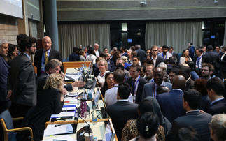 Delegates consulting informally with the INC chair yesterday in Nairobi | Credit: IISD/ENB & Anastasia Rodopoulou
