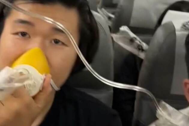 Terror on Boeing plane as flight is forced to make emergency landing after death plunge