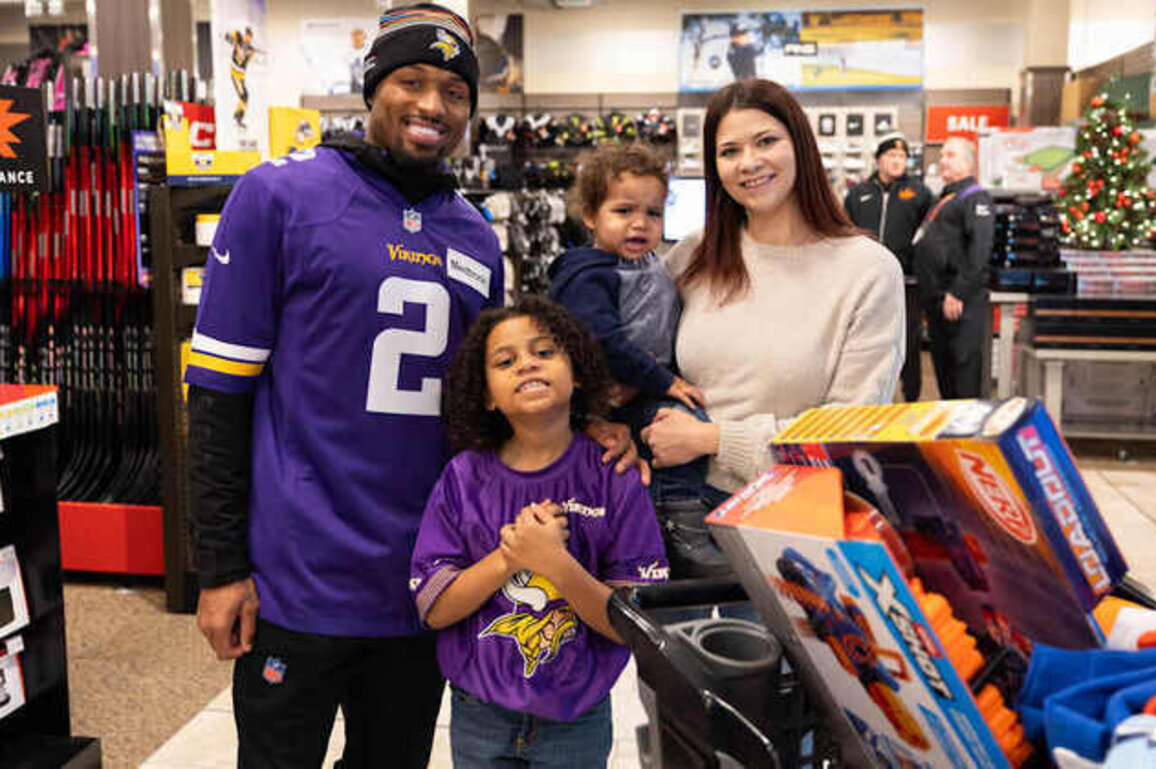 Vikings & SCHEELS Provide Memories for Youth During Shopping Sprees
