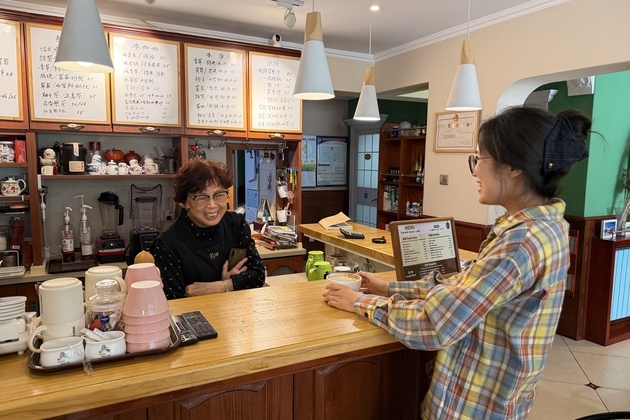 CHINA-SHANDONG-QINGDAO-CAFE OWNER (CN)