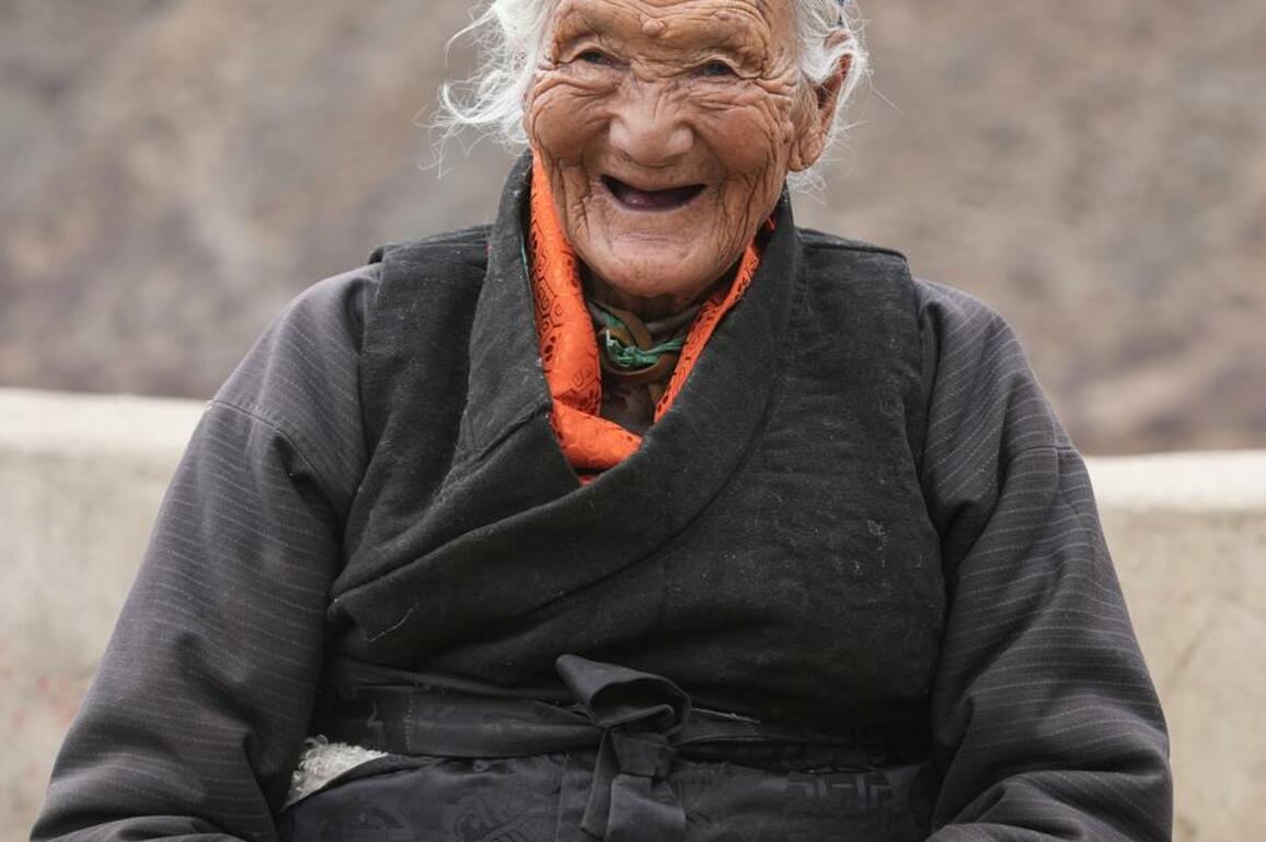 InXizang | Palmo: Former serf recalls hardship in old Xizang with tears