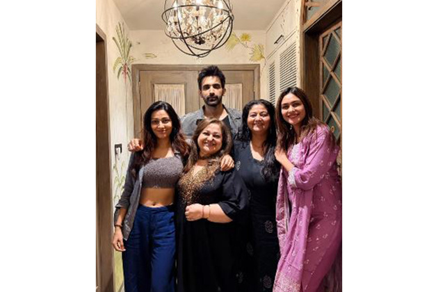 Mrunal Thakur reunites with 'Kumkum Bhagya' co-stars, check pics