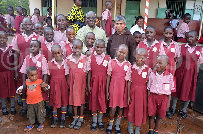 abushenga and r obo pose for a picture with the pupils of t adre io rimary chool