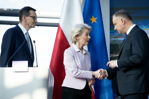 Poland to deploy all cannons to get money from Brussels top official