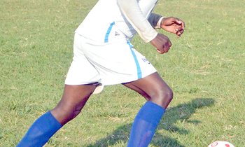 Cleophas Fiyati, kapiteeni wa Kabale Sharp, ng'akulukuta n'omupiira Cleophas Fiyati, kapiteeni wa Kabale Sharp, ng'akulukuta n'omupiira