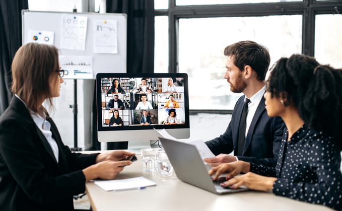 Durch hybrides Arbeiten haben sich auch Videocalls in vielen Betrieben fest etabliert