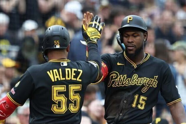 Pirates post 12 runs, 15 hits in Cubs' 10th straight loss