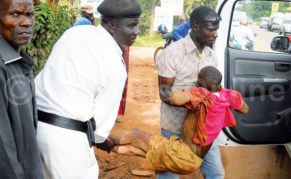 Poliisi n’abadduukirize nga bayamba omwana eyatomeddwa ku Jobiah Hotel gye buvuddeko. Poliisi n’abadduukirize nga bayamba omwana eyatomeddwa ku Jobiah Hotel gye buvuddeko.