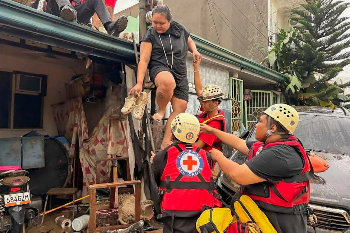 (SpotNews) PHILIPPINES-CEBU-TYPHOON KALMAEGI-FLOOD-RESCUE