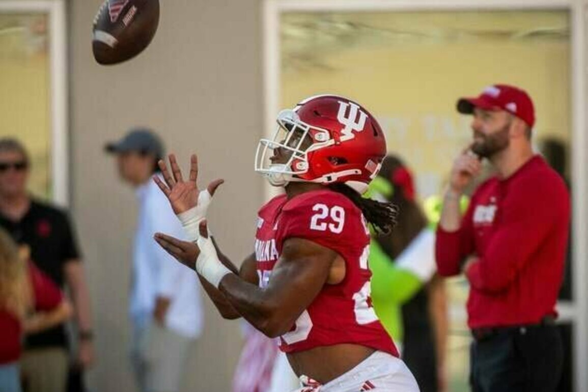 Indiana RB Lee Beebe Jr. (leg) exits Indiana State game