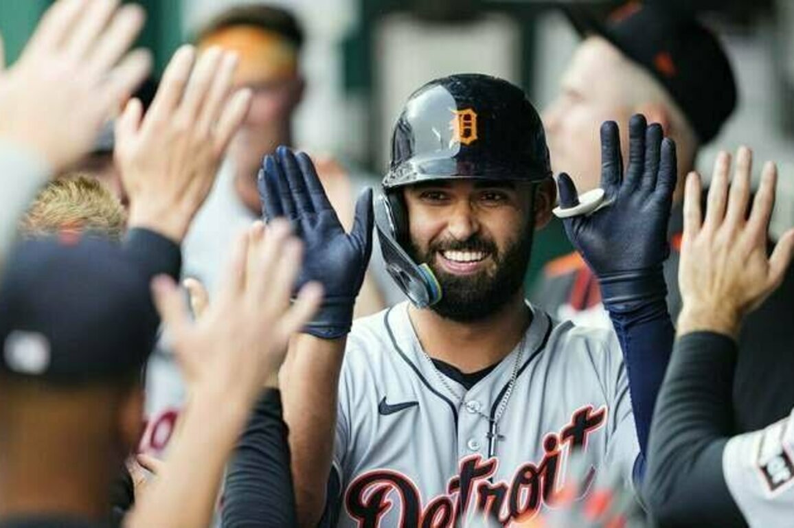 Tigers pound three homers, edge Royals in Lugo's return