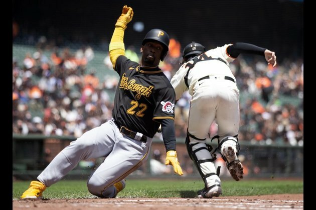 Pirates bang out 14 hits in cruising to win over Giants