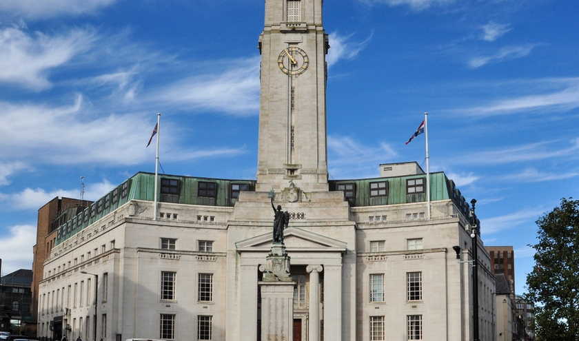 Luton Town Hall © Peter Moulton / Shutterstock.com