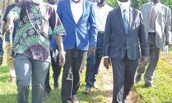 Decolas Kiiza, amyuka akulira emirimu mu FUFA, ng'alambuza abaakakiiko k'Amasaza. Wakati ye Ssejjengo ne Ssekabembe (amuddiridde mu ssuuti). Decolas Kiiza, amyuka akulira emirimu mu FUFA, ng'alambuza abaakakiiko k'Amasaza. Wakati ye Ssejjengo ne Ssekabembe (amuddiridde mu ssuuti).