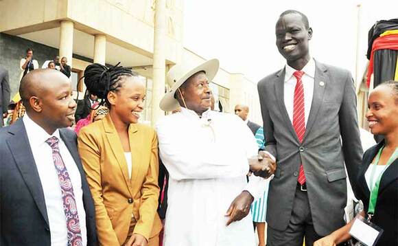 Museveni n'abamu ku babaka ba Palamenti y'obuvanjuba bwa Afrika Museveni n'abamu ku babaka ba Palamenti y'obuvanjuba bwa Afrika