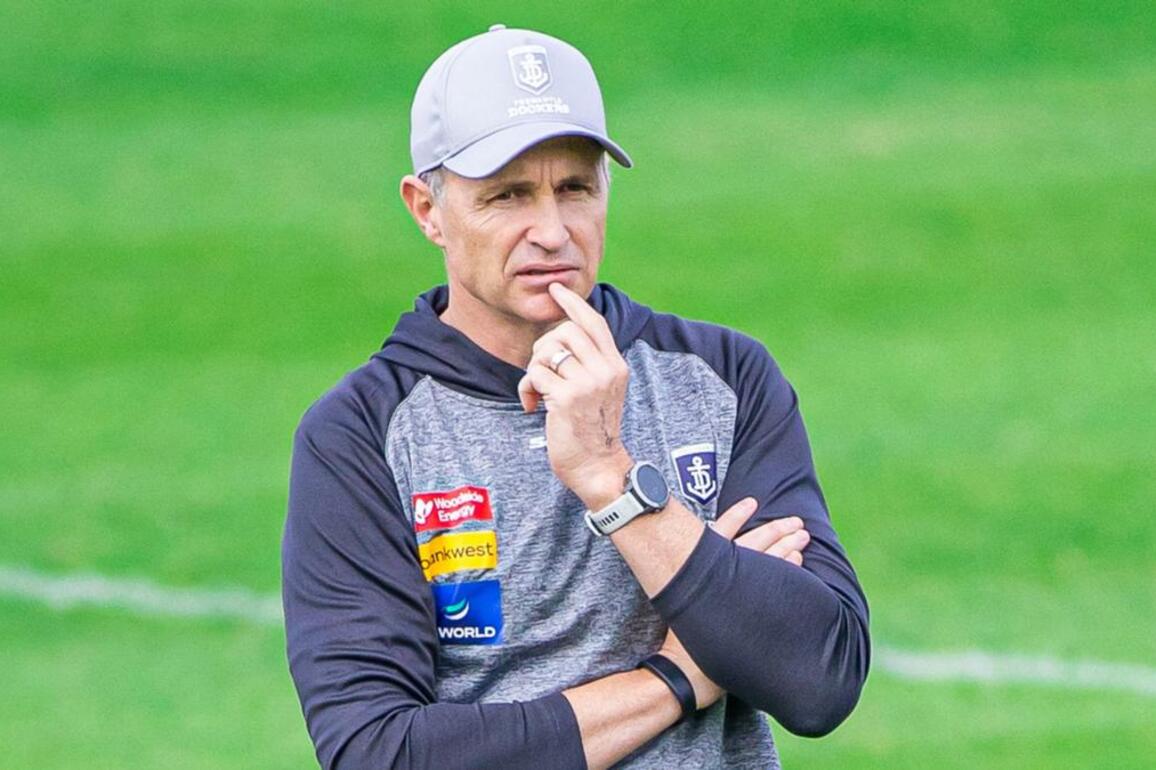 Fremantle Dockers star Caleb Serong throws support behind coach Justin Longmuir with text message