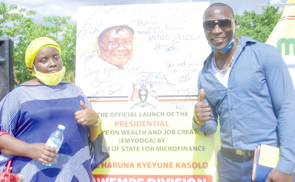 Zebra ku (ddyo) ne Madiina Nsereko kamisona w’ebyettaka ku mukolo ogumu gye buvuddeko. Zebra ku (ddyo) ne Madiina Nsereko kamisona w’ebyettaka ku mukolo ogumu gye buvuddeko.