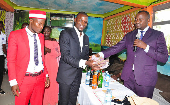 Minisita Haruna Kasolo ng'awaayo ssente eri aba SACCO y'abookya embuzi e Gayaza. Minisita Haruna Kasolo ng'awaayo ssente eri aba SACCO y'abookya embuzi e Gayaza.