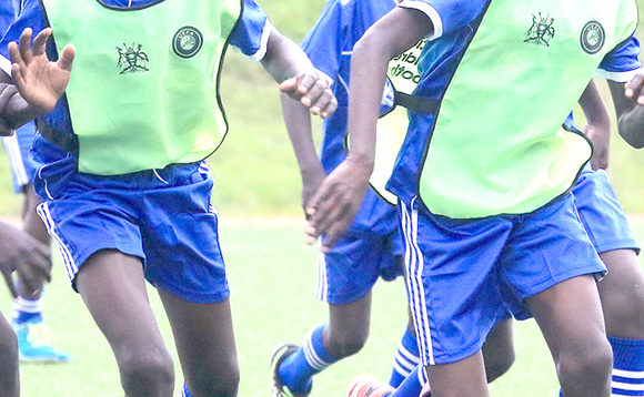 Abamu ku baana Gavumenti be yasoose okuggya ku nguudo, nga bazannya omupiira e Njeru Abamu ku baana Gavumenti be yasoose okuggya ku nguudo, nga bazannya omupiira e Njeru