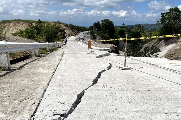 (SpotNews) THE PHILIPPINES-GENERAL SANTOS CITY-EARTHQUAKE-COLLAPSED ROADWAY-AFTERMATH