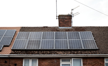 UK homes and businesses drive 'record-breaking' solar rollout in 2025 – BusinessGreen   www.businessgreen.com