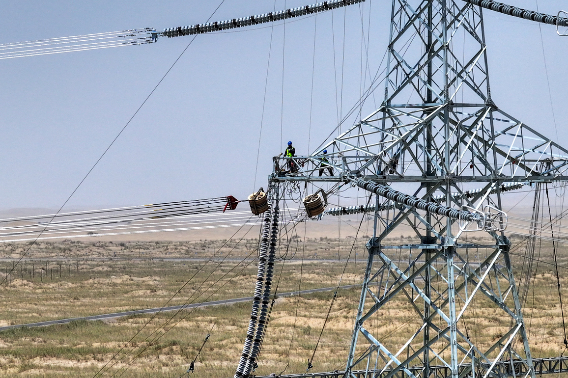 PhotoFlash | China completes "power expressway loop" around southern Xinjiang desert