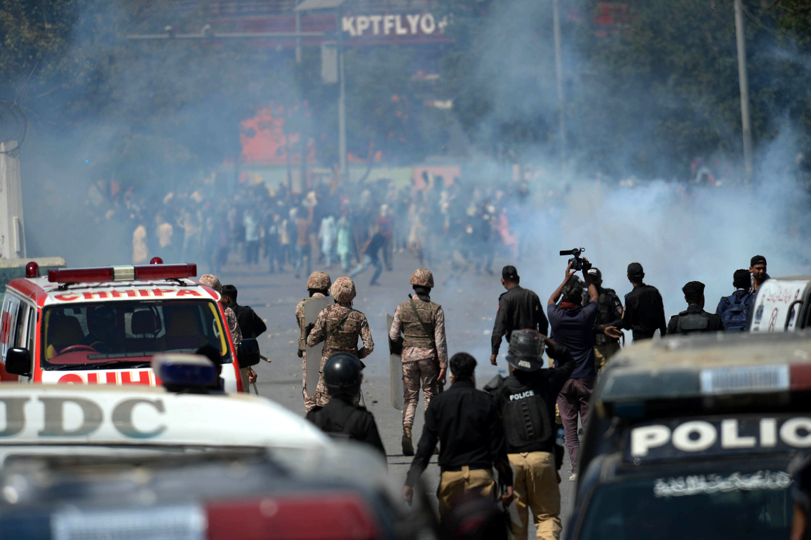 FOCUS | 9 killed, 12 injured in clash outside U.S. Consulate in Pakistan's Karachi