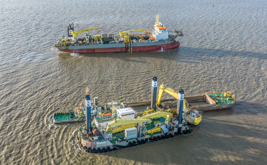 Boskalis TSHD Gateway and Backhoe dredger Magnor