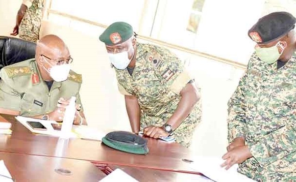 Maj. Gen. Kyanda ng’ayogera n’abamu ku bajaasi. Maj. Gen. Kyanda ng’ayogera n’abamu ku bajaasi.