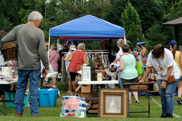 Virus resistant: World&#039;s Longest Yard Sale Still Lines US Roads