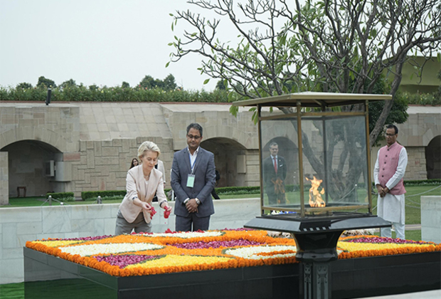 European Commission President pays tribute to Mahatma Gandhi at Rajghat