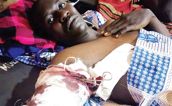 Hussien Mugula aba LDU gwe baakubye amasasi e Kiwuulwe ng’ali mu ddwaaliro e Mulago. Hussien Mugula aba LDU gwe baakubye amasasi e Kiwuulwe ng’ali mu ddwaaliro e Mulago.