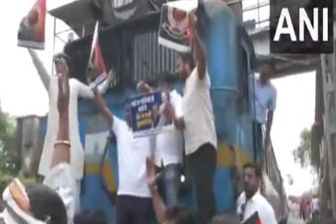 Patna: Youth Congress members protest against ED charge sheet; blocks rail track, halt train