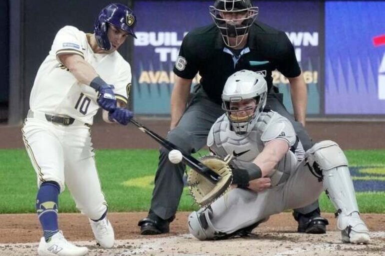 Brewers end 7-game homerless stretch, demolish Diamondbacks