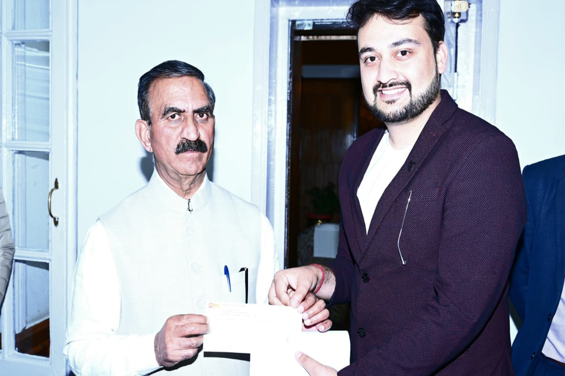 Himachal CM receives Rs 21,000 cheque for "Aapda Rahat Kosh"