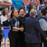 Geno Auriemma, Dawn Staley engage in game-ending argument