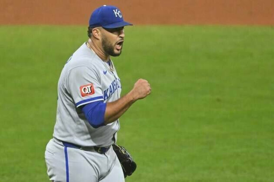 Royals, relieved about skid-ending win, chase split with Guardians